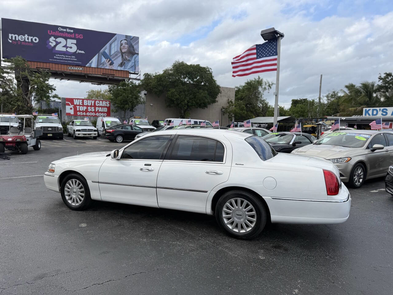 Used 2003 Lincoln Town Car Signature image 5