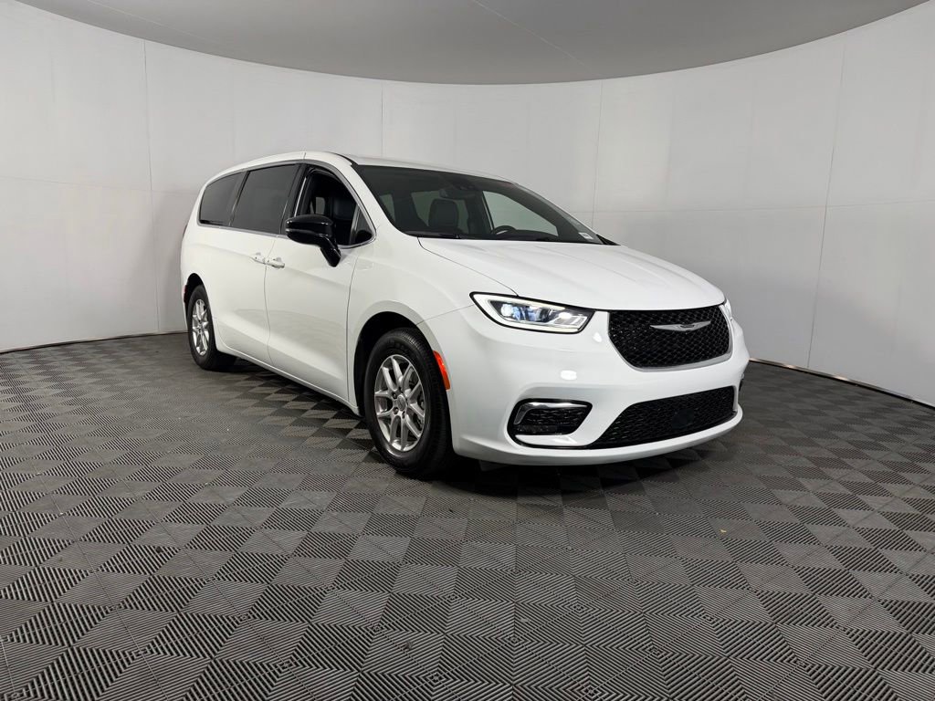 Used 2025 Chrysler Pacifica Select FWD image 4