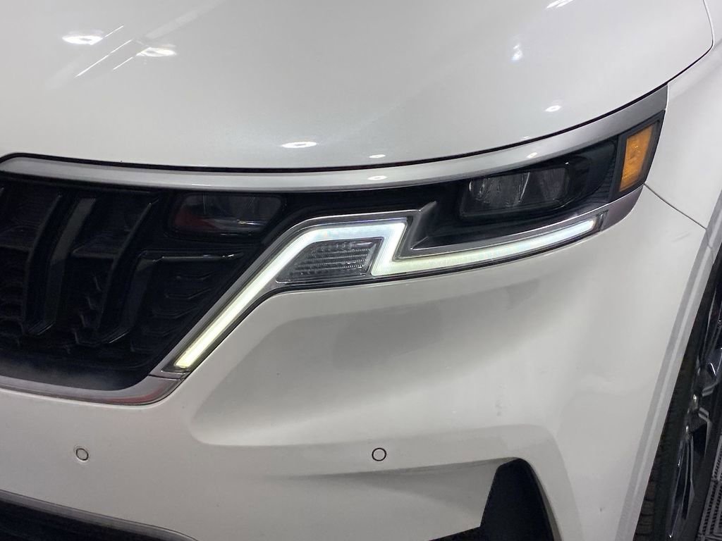 Used 2022 Kia Carnival EX image 30