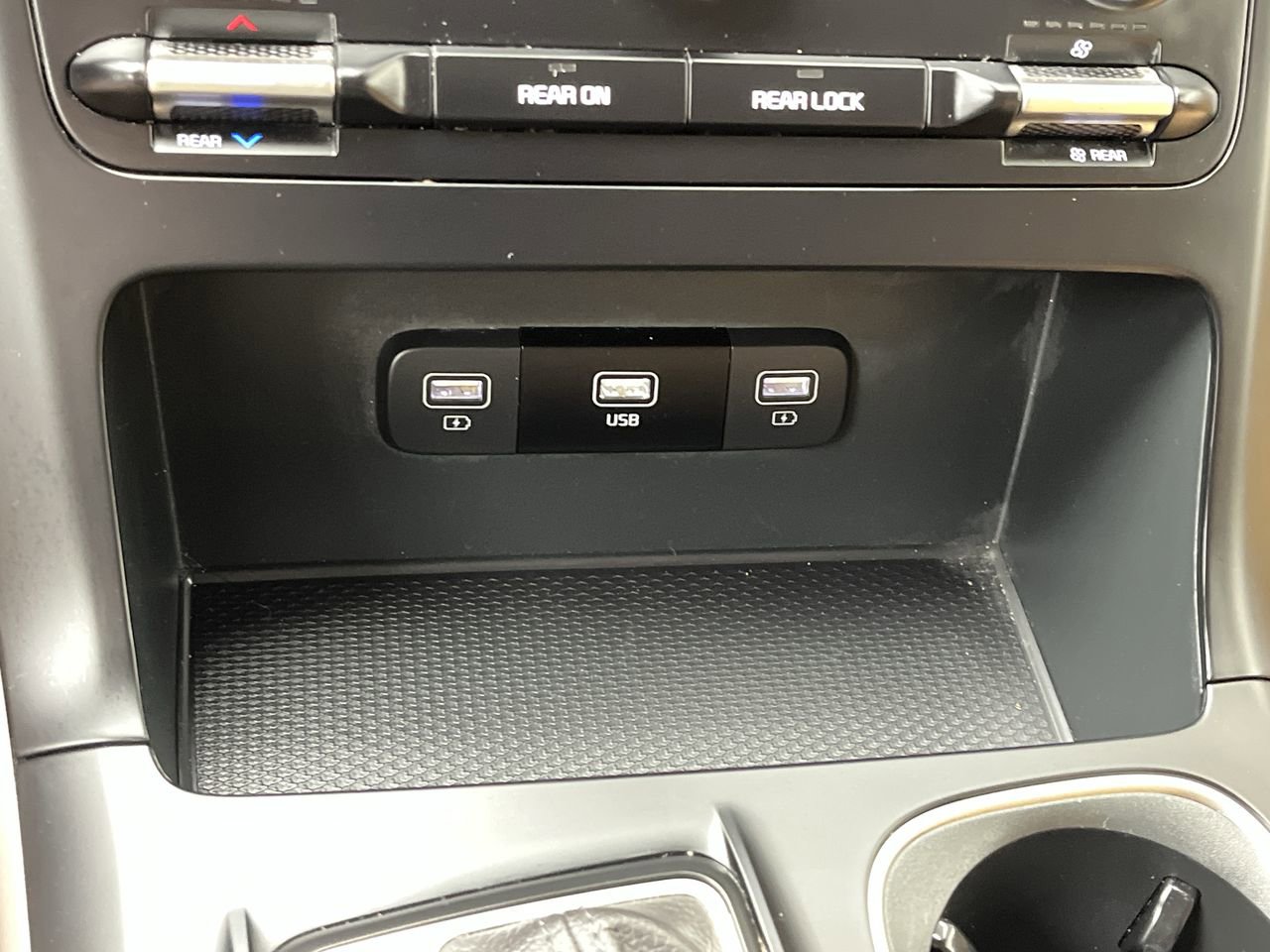Used 2024 Kia Carnival LX FWD image 24