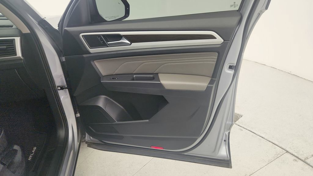 Used 2021 Volkswagen Atlas SE image 32
