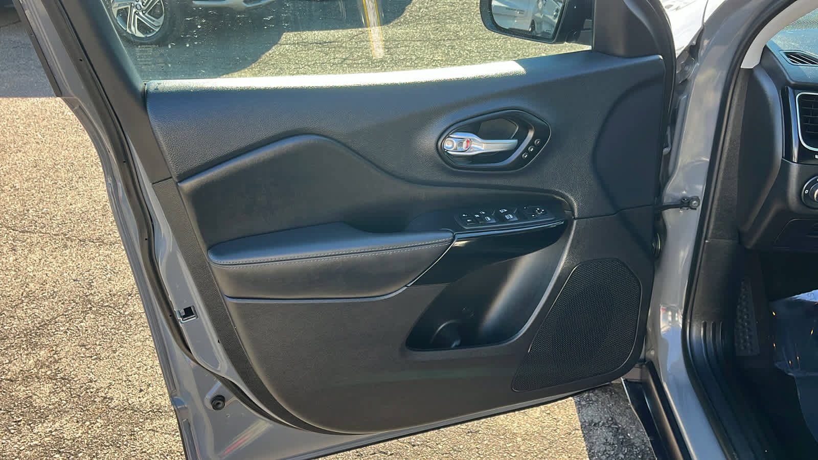 Certified 2023 Jeep Cherokee Altitude Lux w/ Lux Elite Package image 10