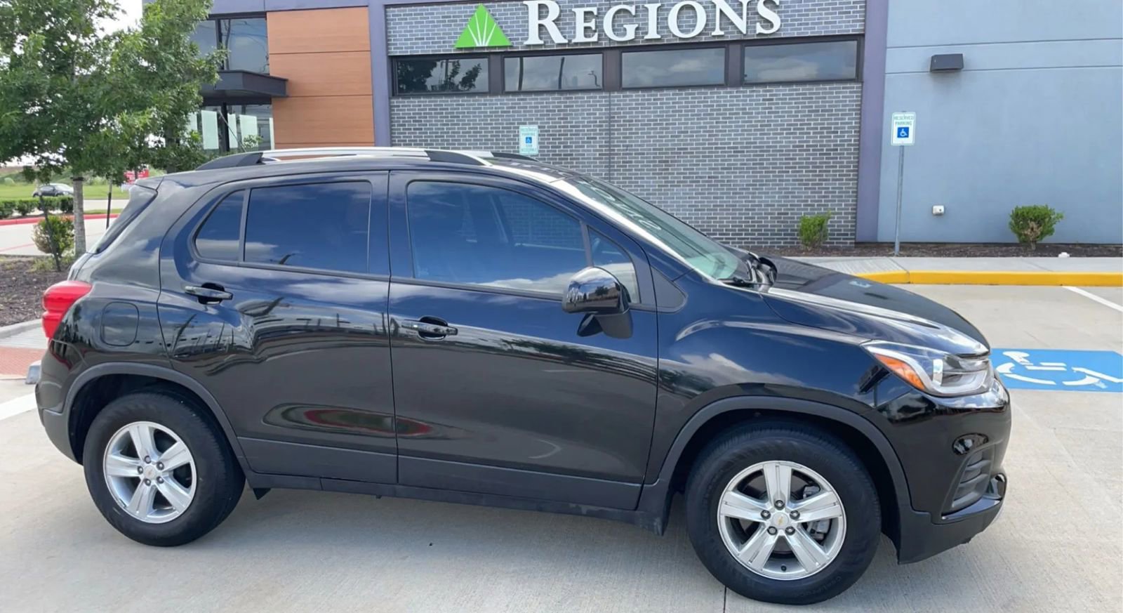 Used 2021 Chevrolet Trax LT w/ LT Convenience Package FWD image 5