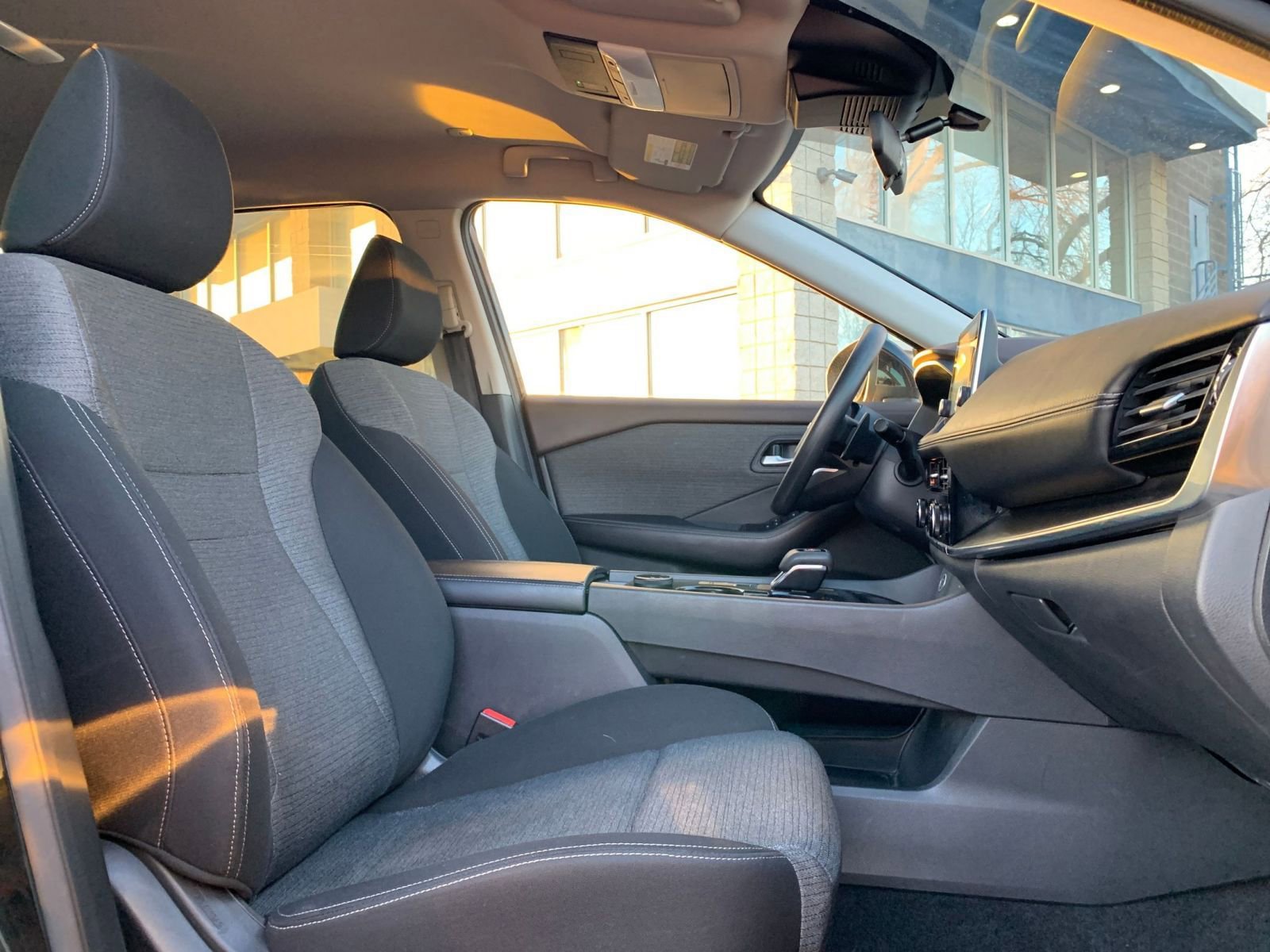 Used 2022 Nissan Rogue SV image 36