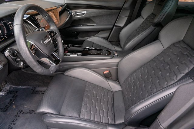 Used 2023 Audi e-tron GT Prestige image 24