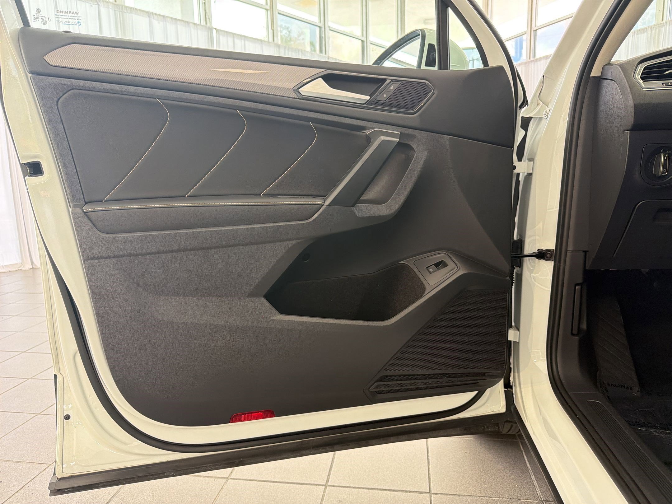 Used 2022 Volkswagen Tiguan SE FWD image 19
