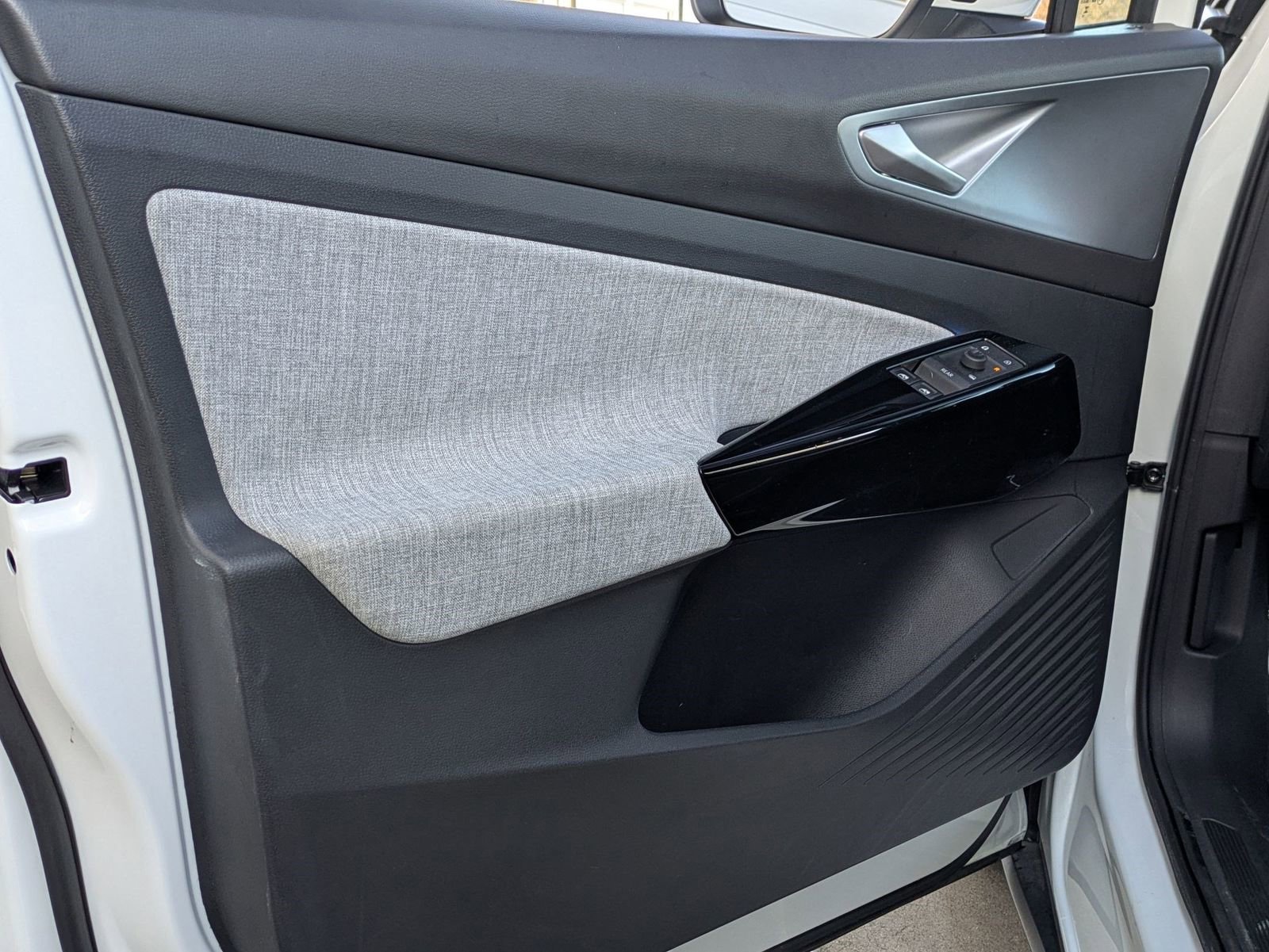 Used 2023 Volkswagen ID.4 Pro image 16