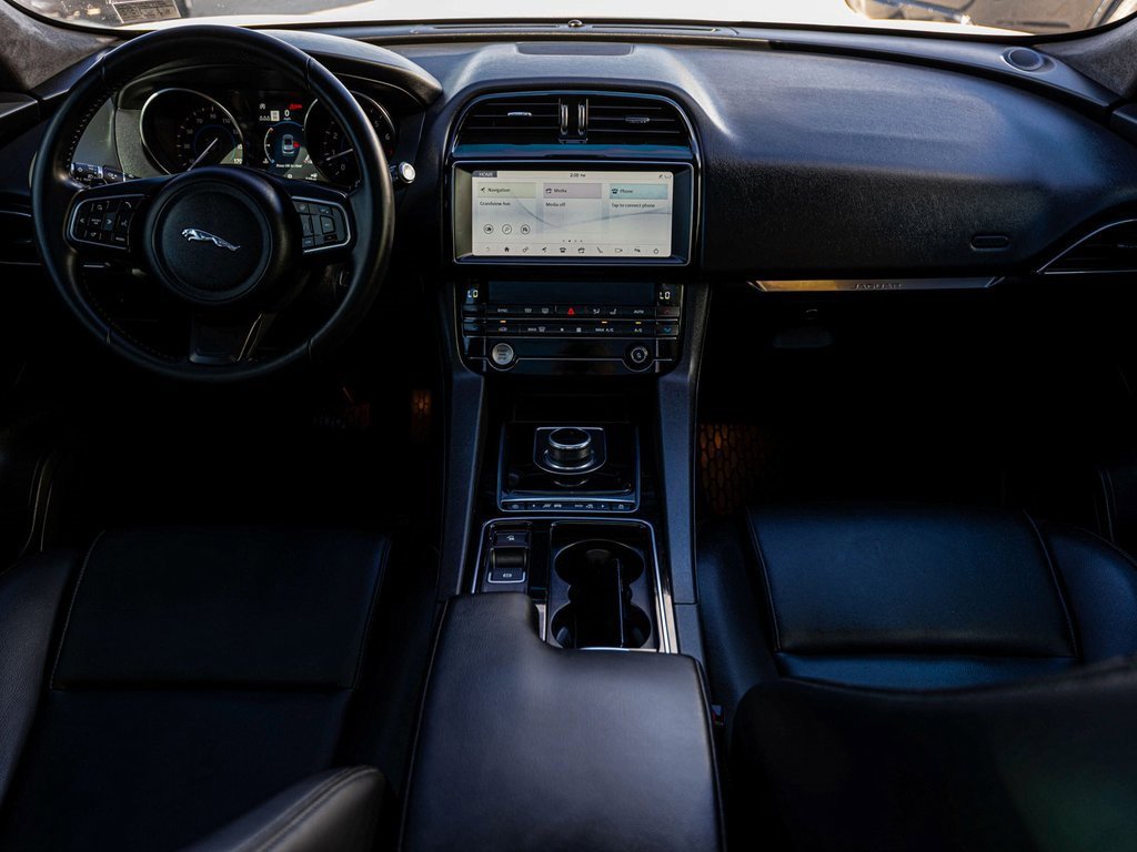 Used 2020 Jaguar F-PACE Premium image 29