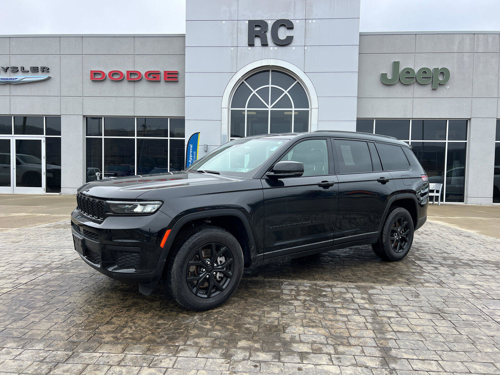 Used 2024 Jeep Grand Cherokee L Laredo AWD/4WD image 4