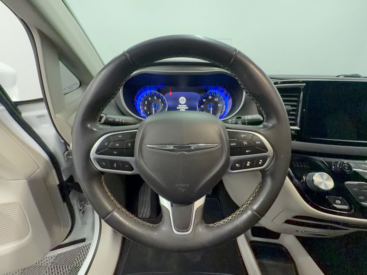Used 2022 Chrysler Pacifica Touring-L FWD image 10