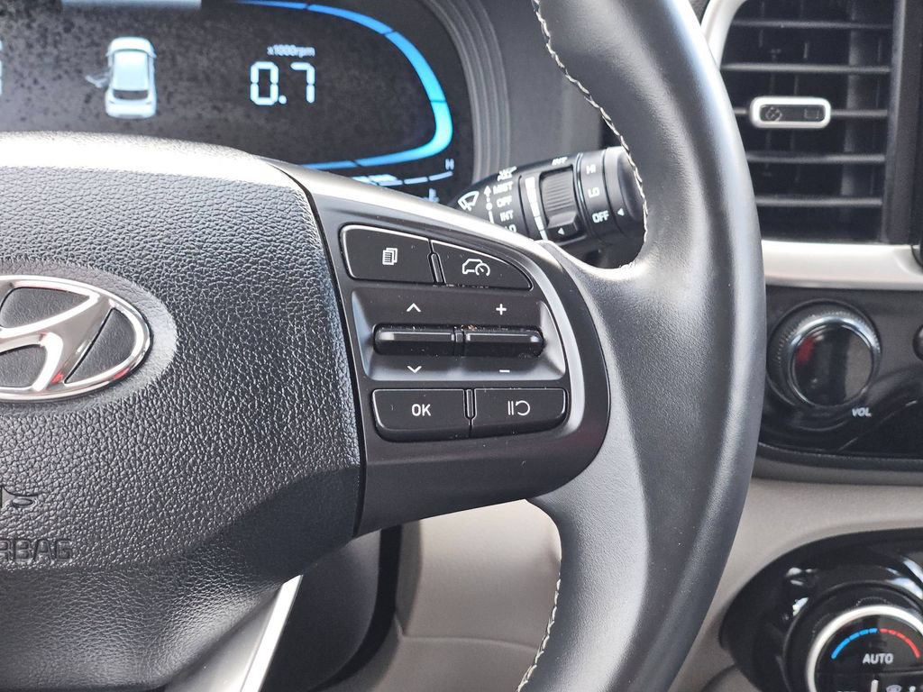 Used 2025 Hyundai Venue SEL FWD image 25