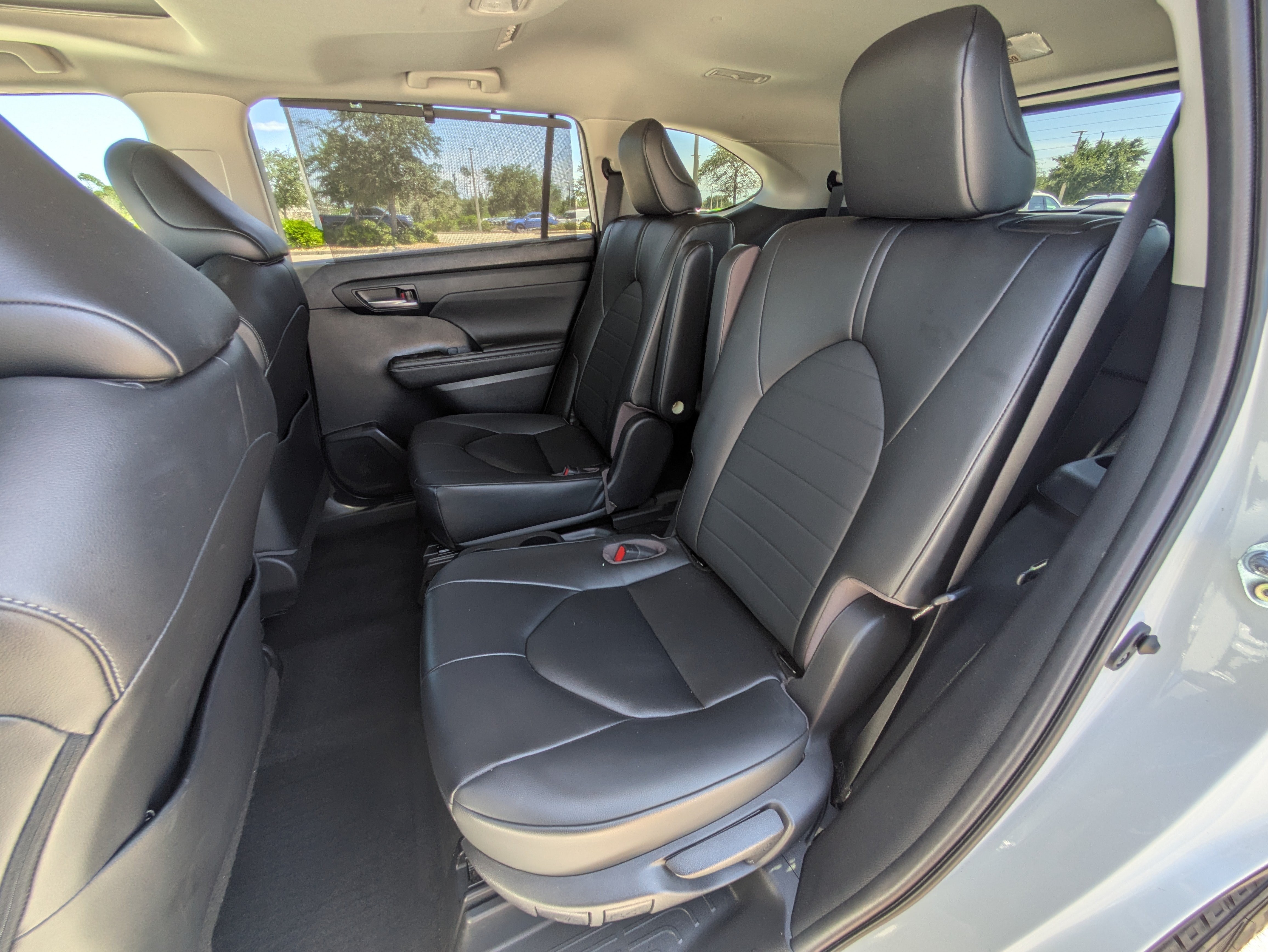 Used 2023 Toyota Highlander XLE AWD/4WD image 14