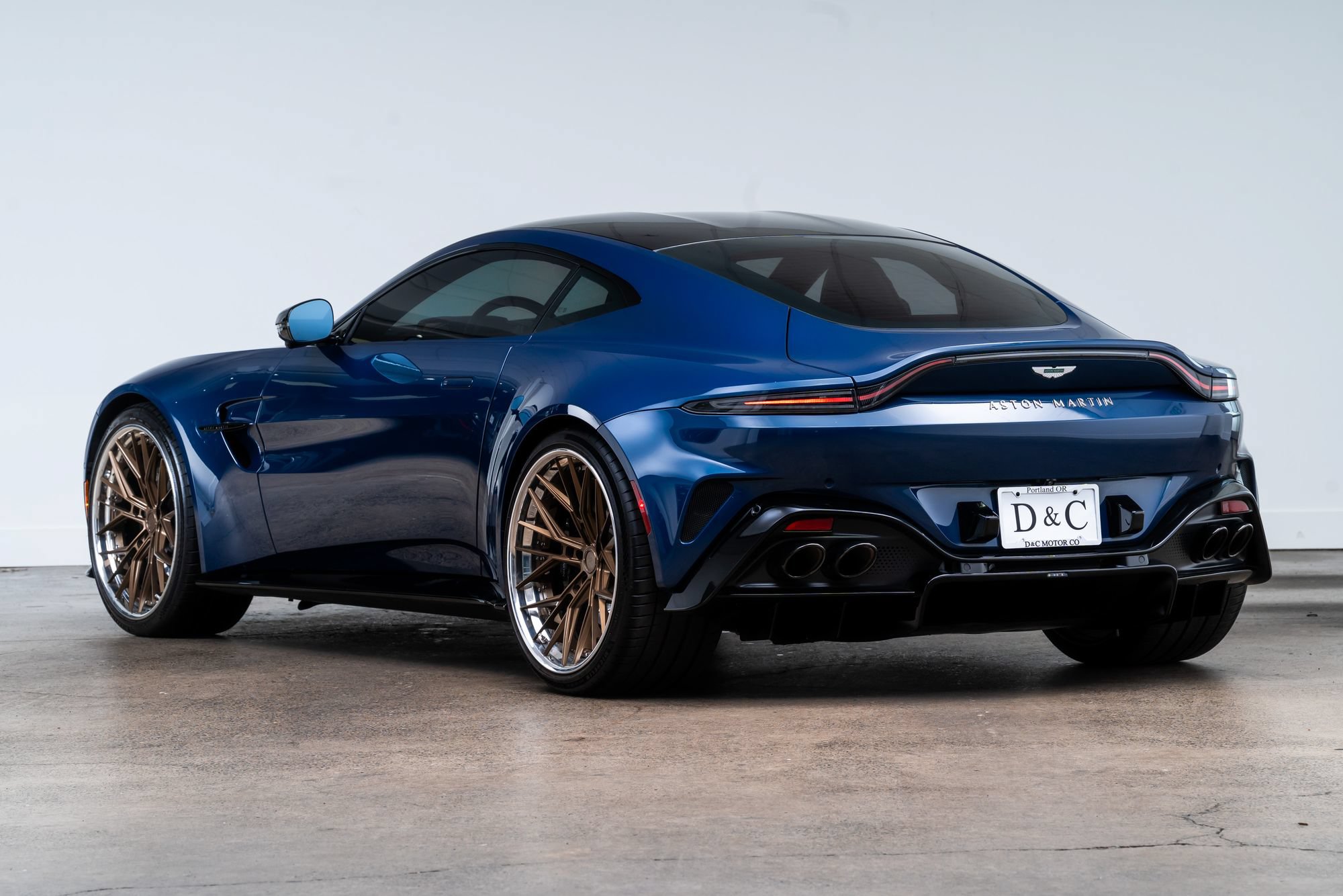 Used 2025 Aston Martin V8 Vantage Coupe RWD image 6