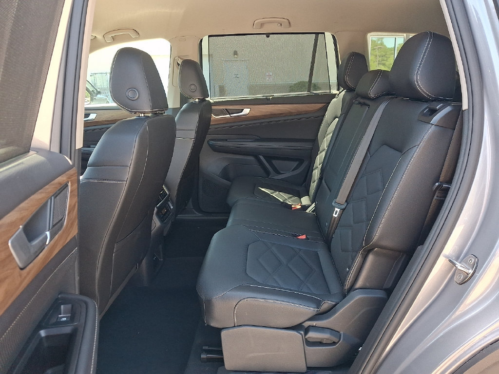 Used 2025 Volkswagen Atlas SE AWD/4WD image 10