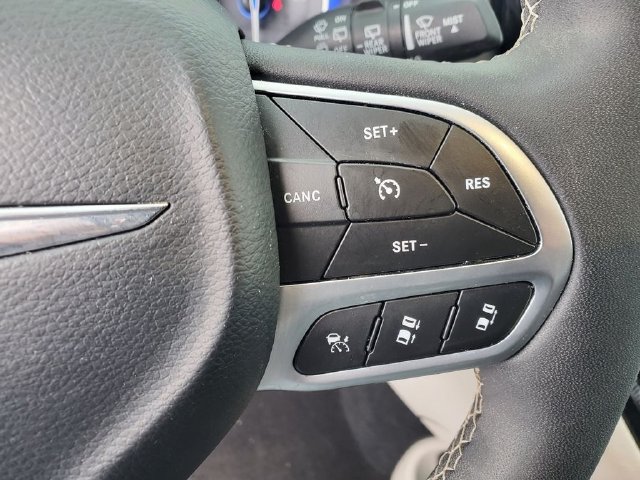 Used 2024 Chrysler Pacifica Touring-L FWD image 11
