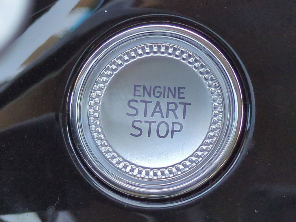 Used 2025 Genesis G70 2.5T image 28