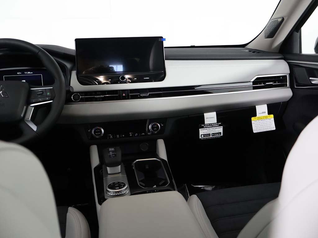 New 2025 Mitsubishi Outlander SE image 37