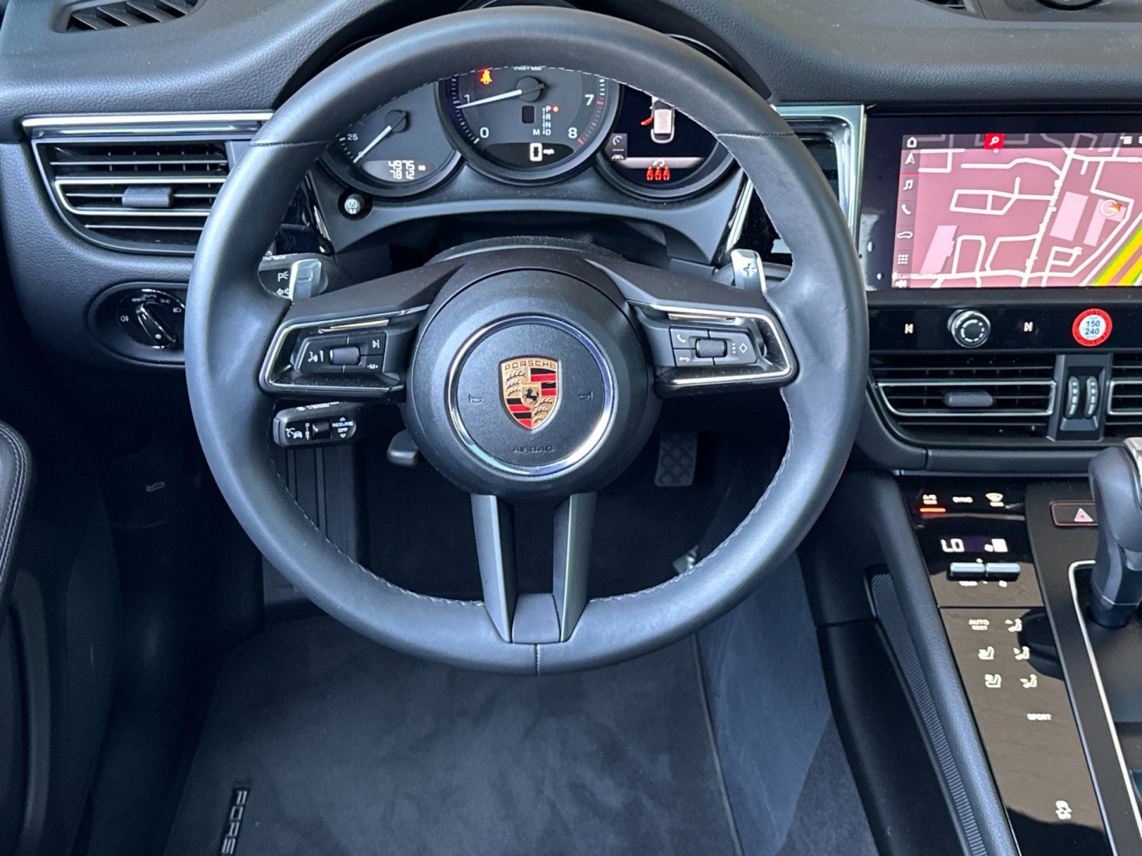 Certified 2025 Porsche Macan image 14