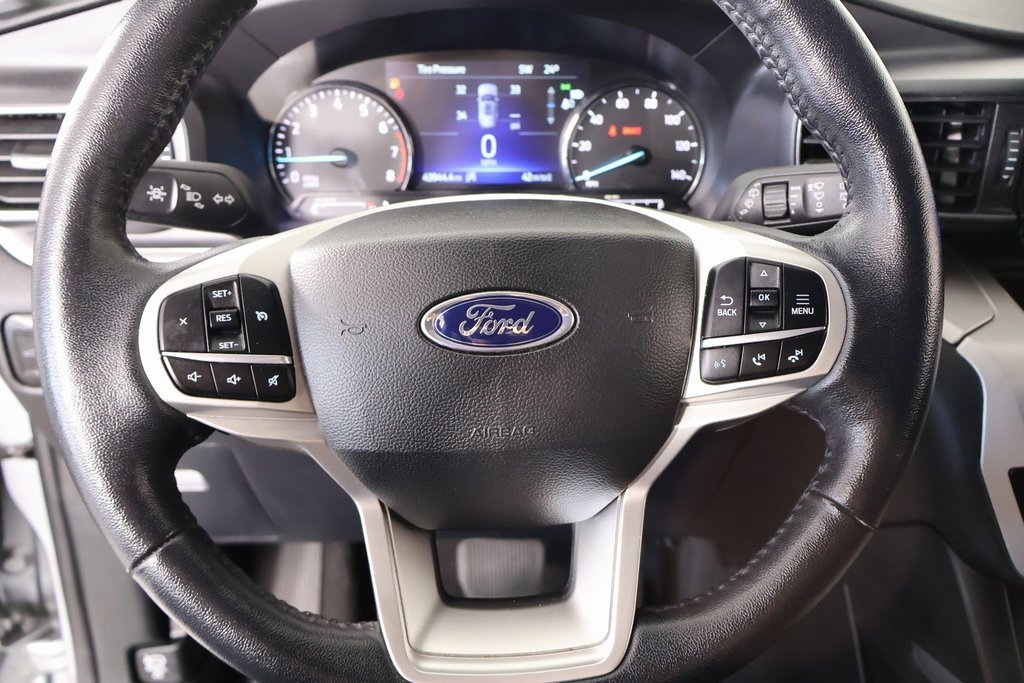 Used 2023 Ford Explorer XLT w/ Equipment Group 202A image 3