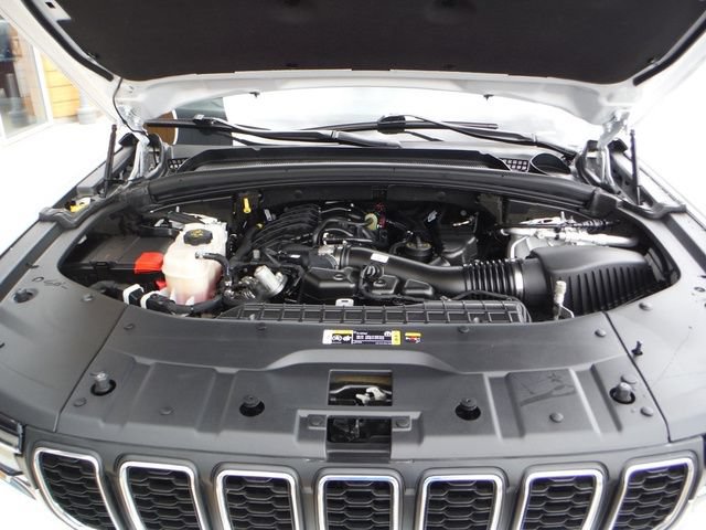 Used 2023 Jeep Grand Cherokee L Laredo AWD/4WD image 8