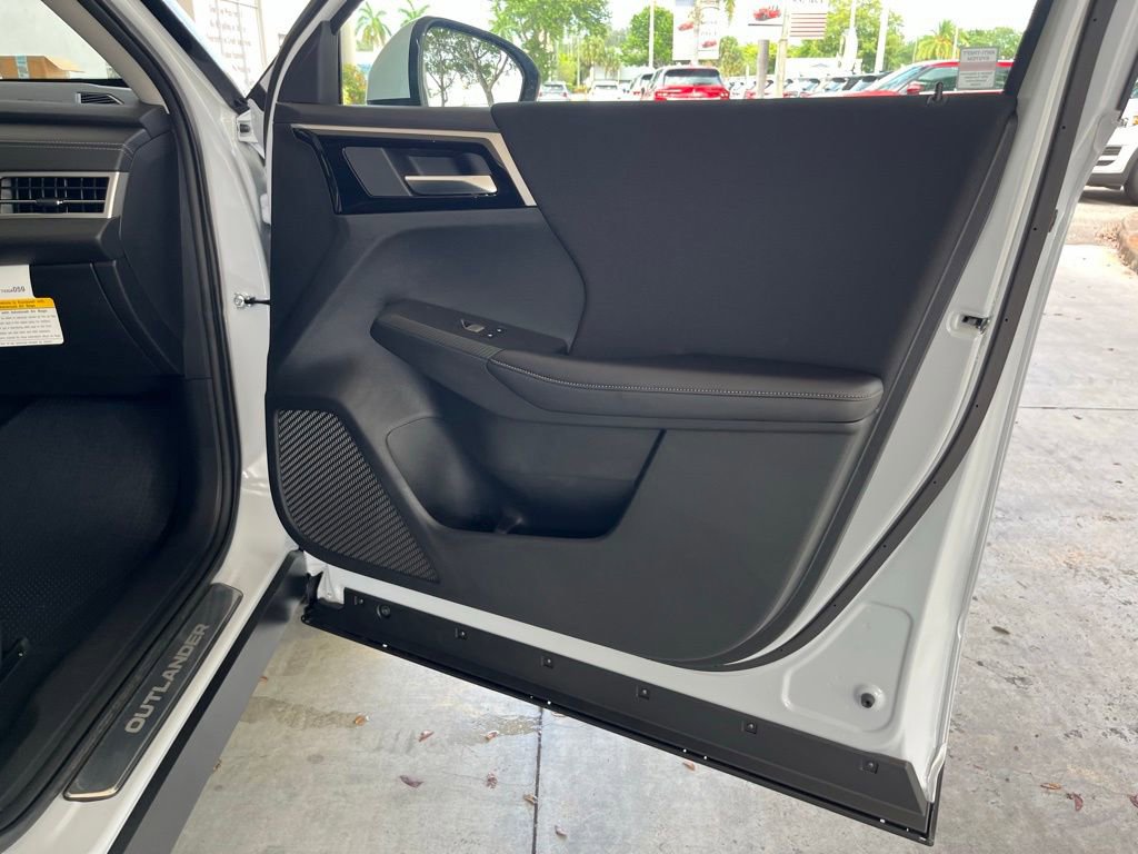 Used 2024 Mitsubishi Outlander ES image 18