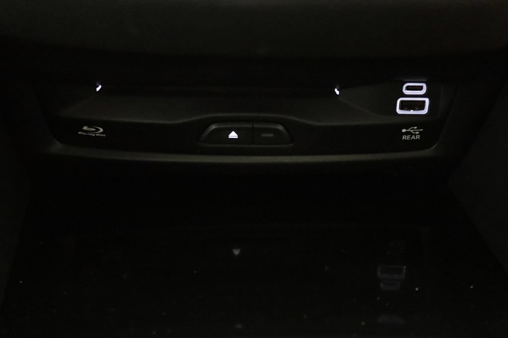 Used 2023 Chrysler Pacifica Pinnacle FWD image 32