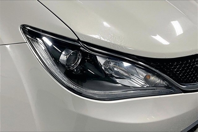 Used 2017 Chrysler Pacifica Touring-L image 27