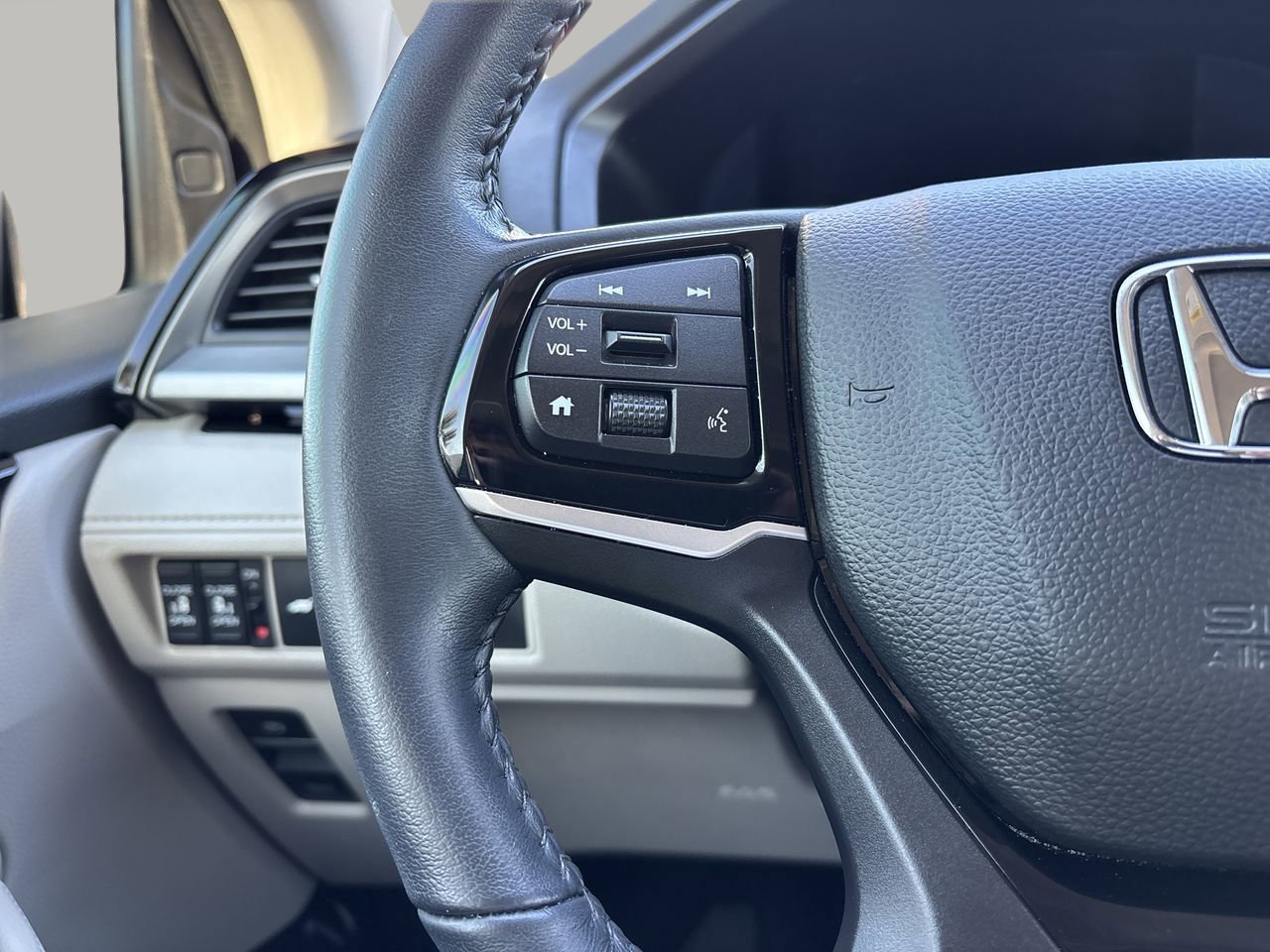 Used 2025 Honda Odyssey Touring image 30
