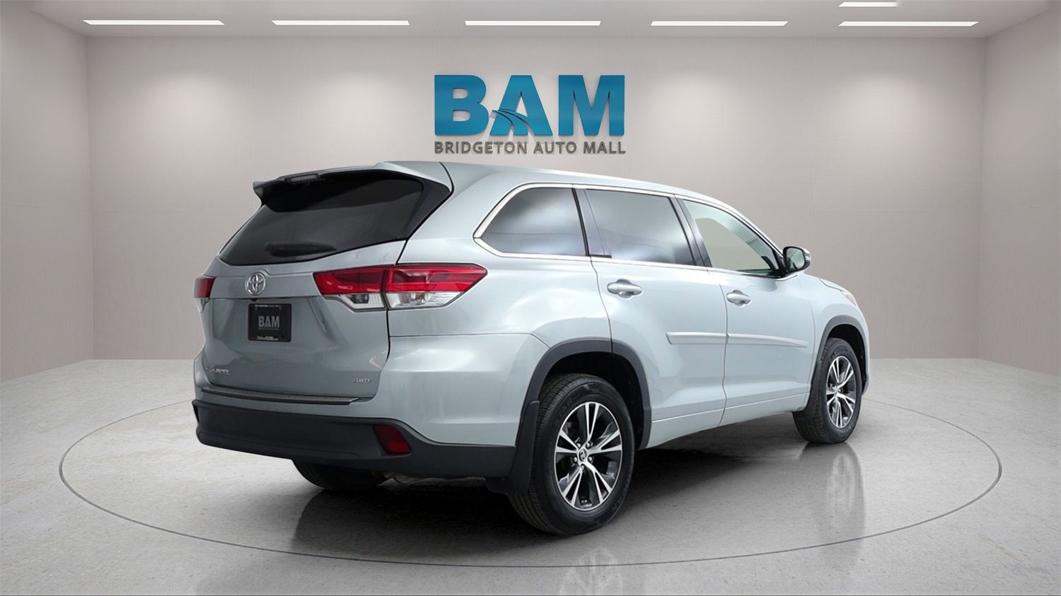 Used 2018 Toyota Highlander LE image 4