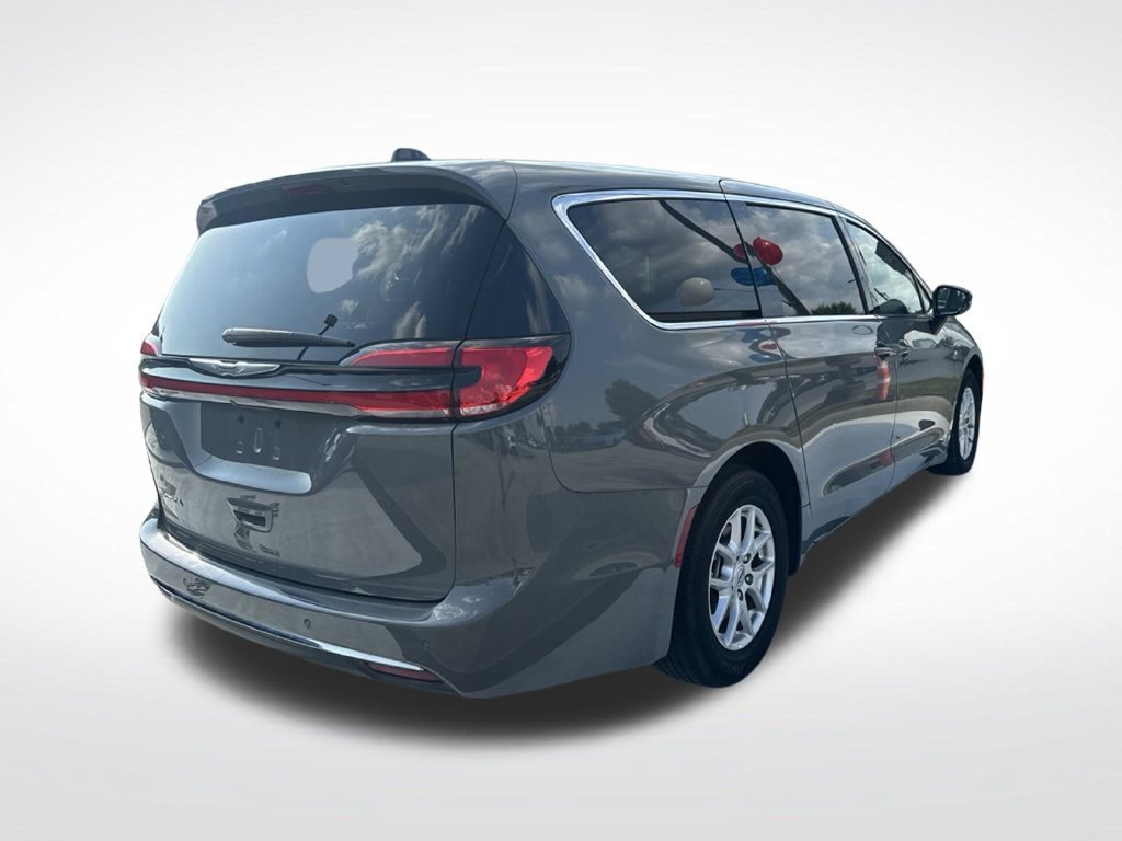 Used 2025 Chrysler Pacifica Select FWD image 9