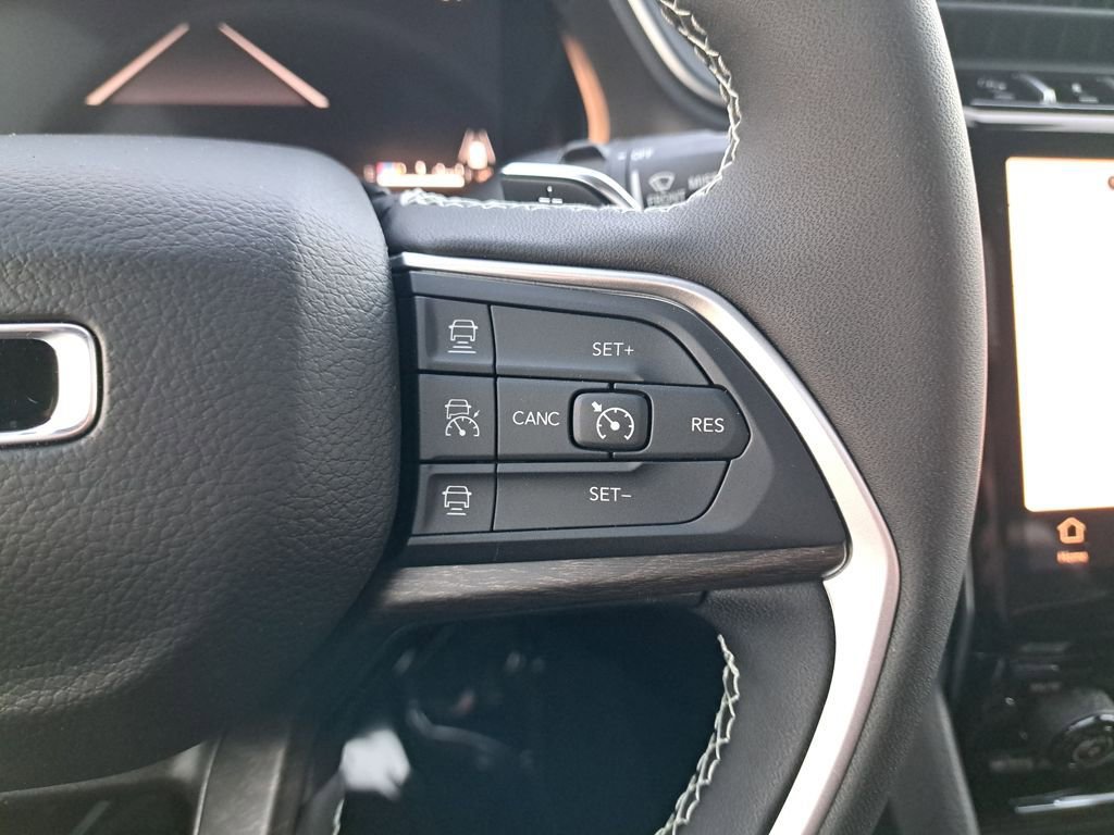 New 2025 Jeep Grand Cherokee Limited w/ MOPAR Finishing Package AWD/4WD image 31