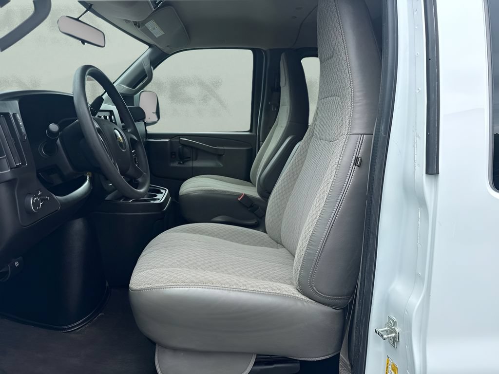 Used 2025 Chevrolet Express 3500 LS RWD image 9