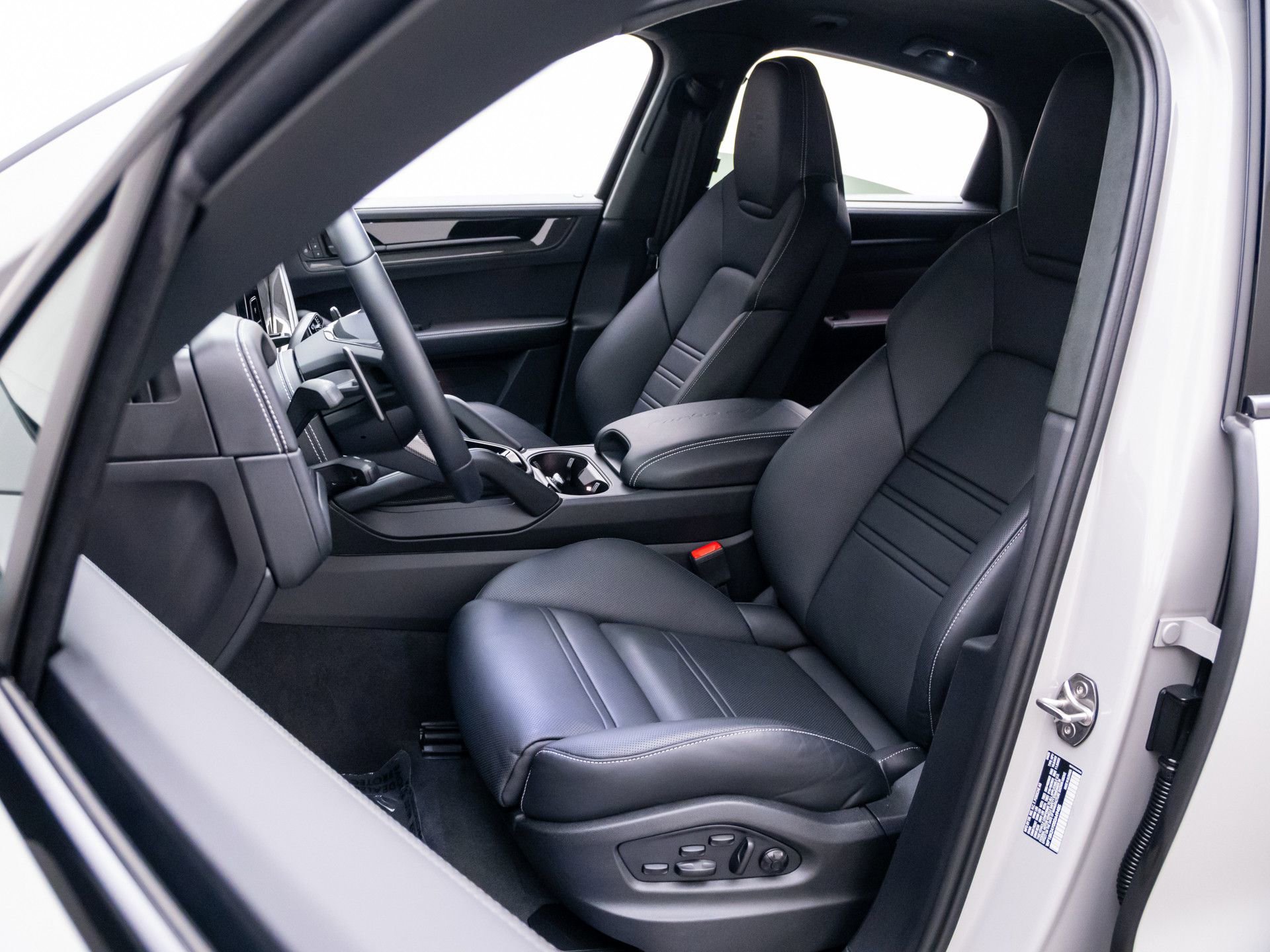 Certified 2025 Porsche Cayenne Turbo GT image 5