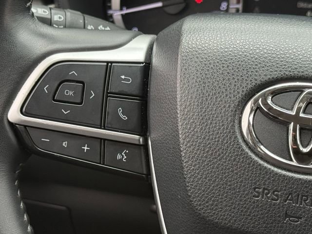 Used 2024 Toyota Highlander LE AWD/4WD image 14