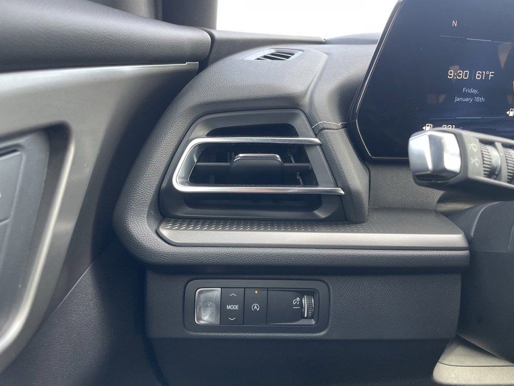 Used 2025 Chevrolet Traverse LT image 13