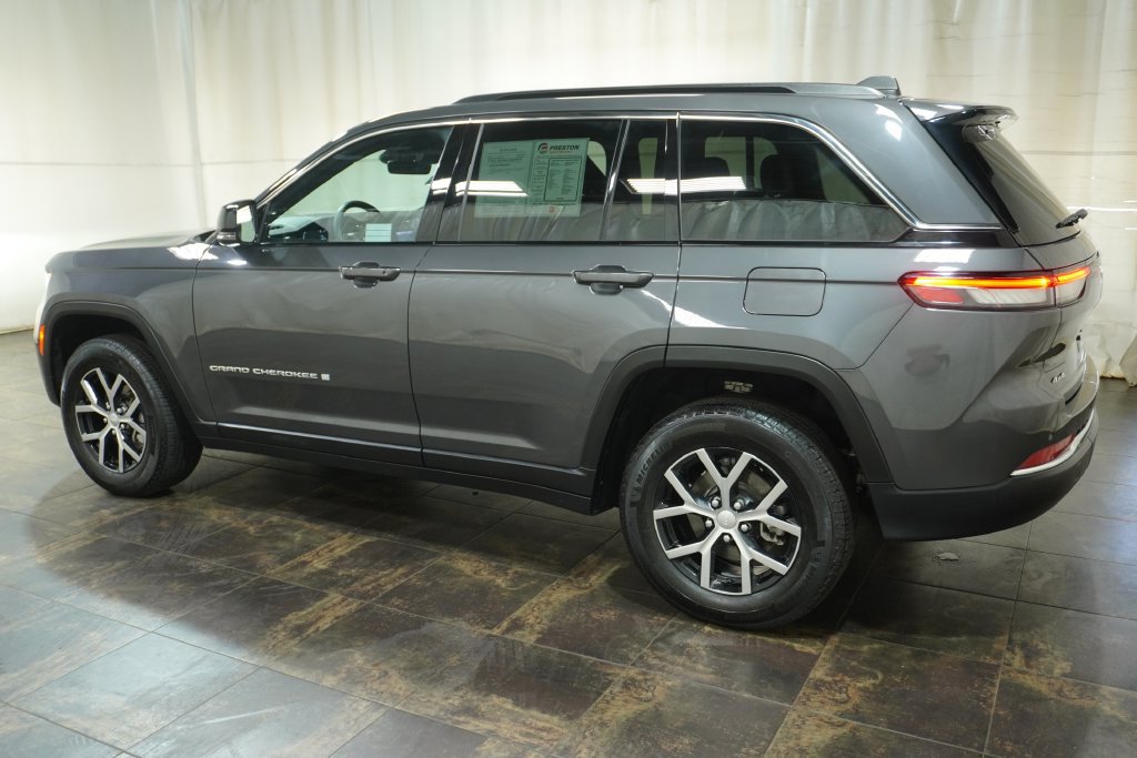 Used 2025 Jeep Grand Cherokee Limited AWD/4WD image 8