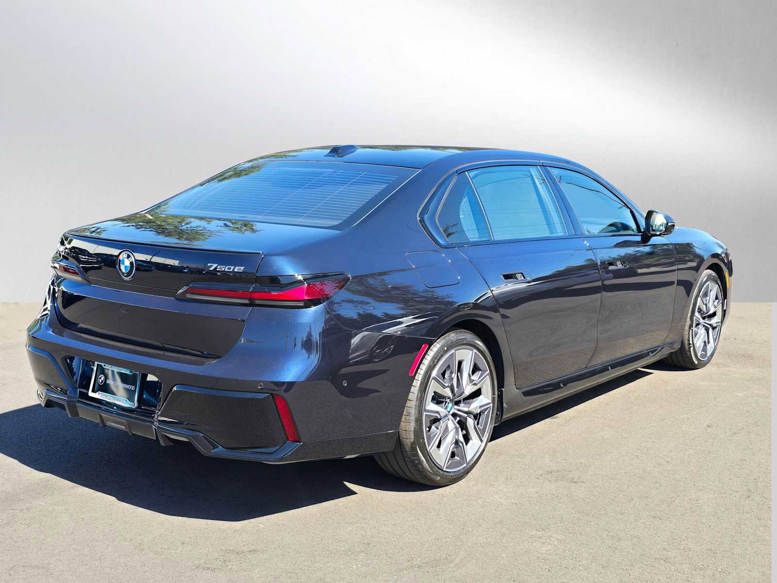 Used 2025 BMW 750e xDrive w/ Executive Package AWD/4WD image 3