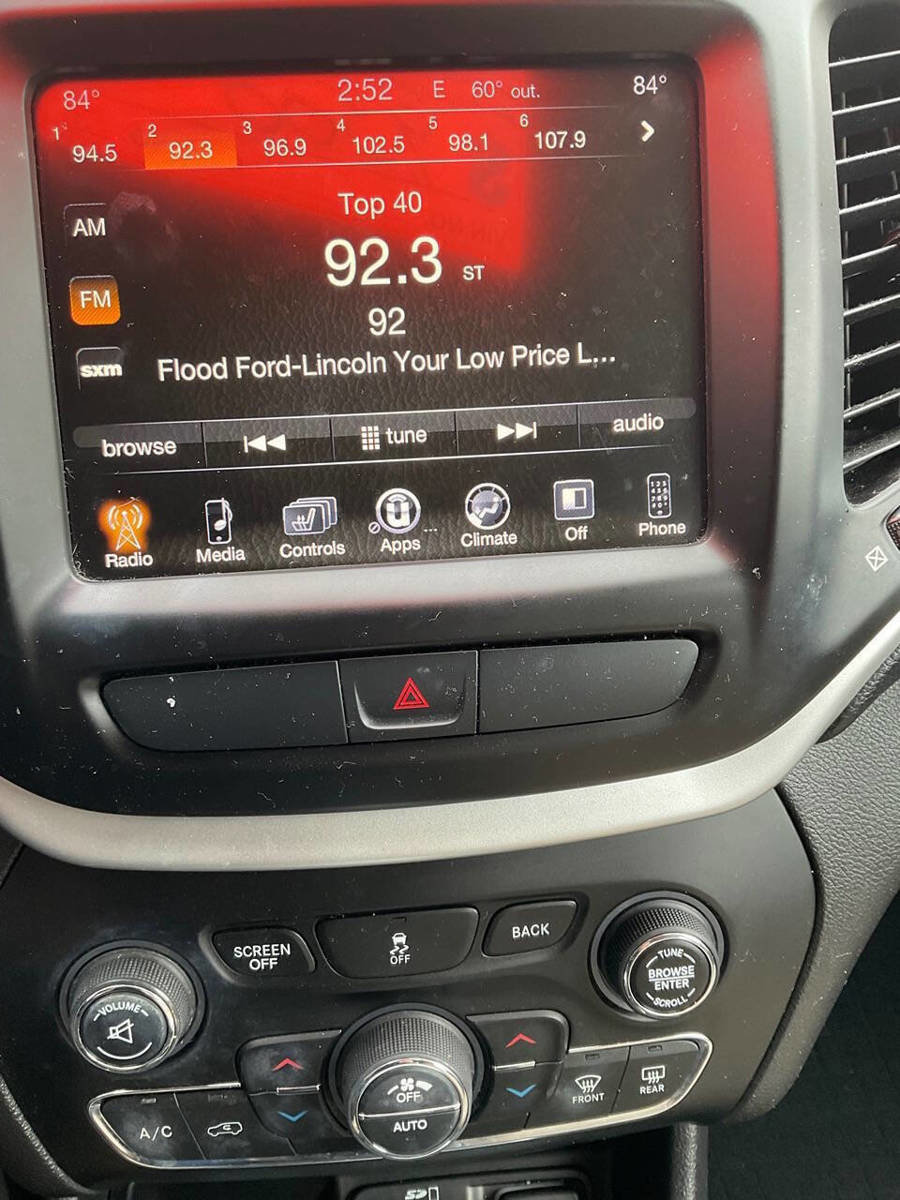 Used 2017 Jeep Cherokee Limited image 8