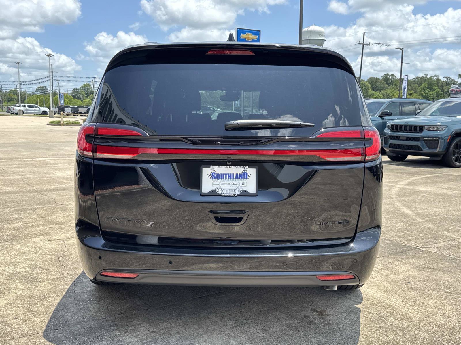 New 2027 Chrysler Pacifica Limited FWD image 5