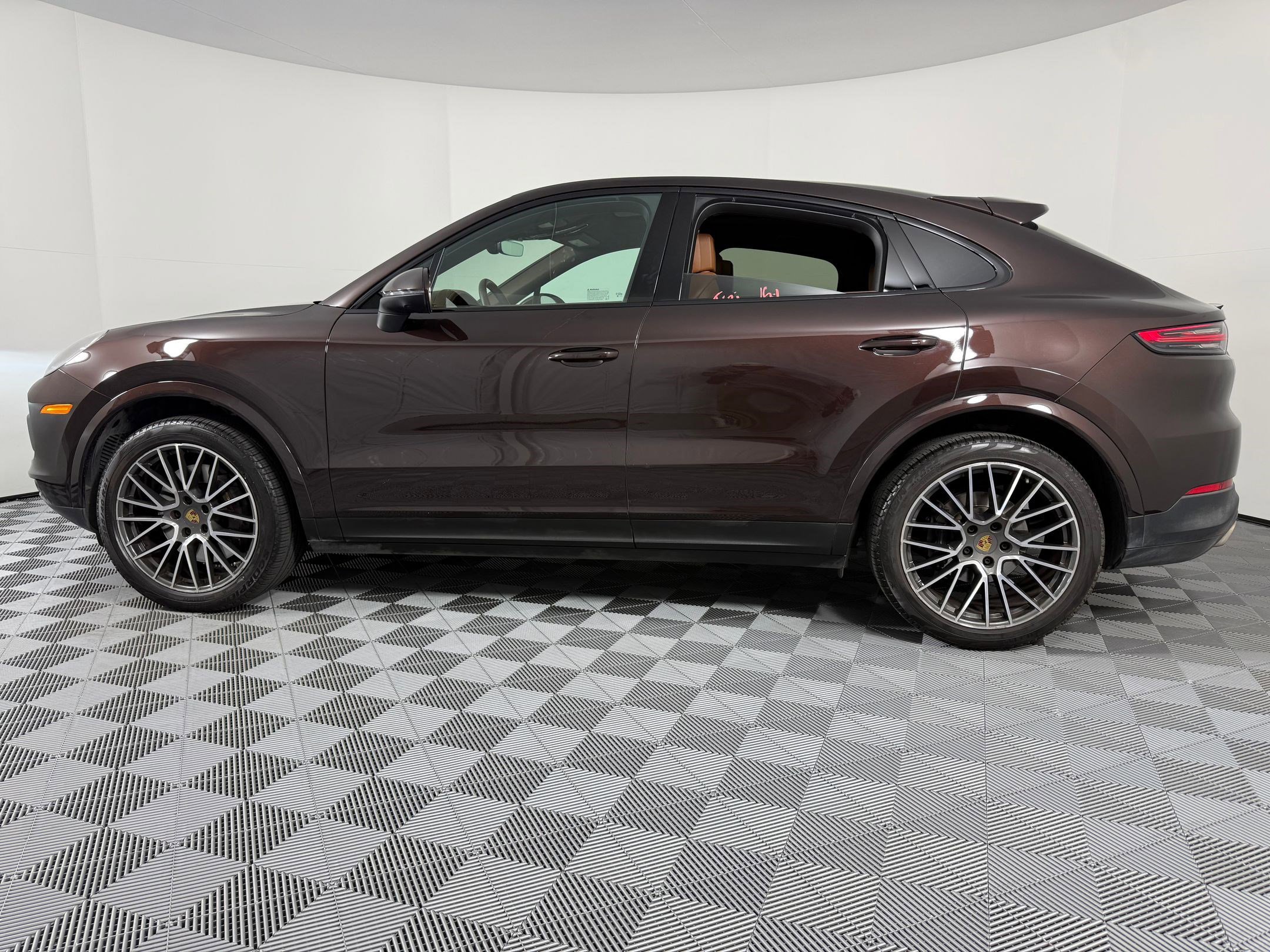 Certified 2023 Porsche Cayenne Platinum Edition image 2