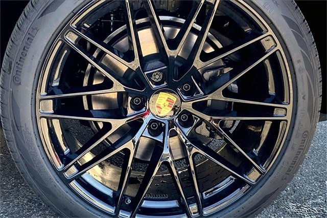 Used 2025 Porsche Macan 4 Electric image 17