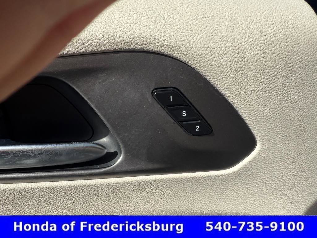 Used 2023 Chrysler Pacifica Touring-L image 26