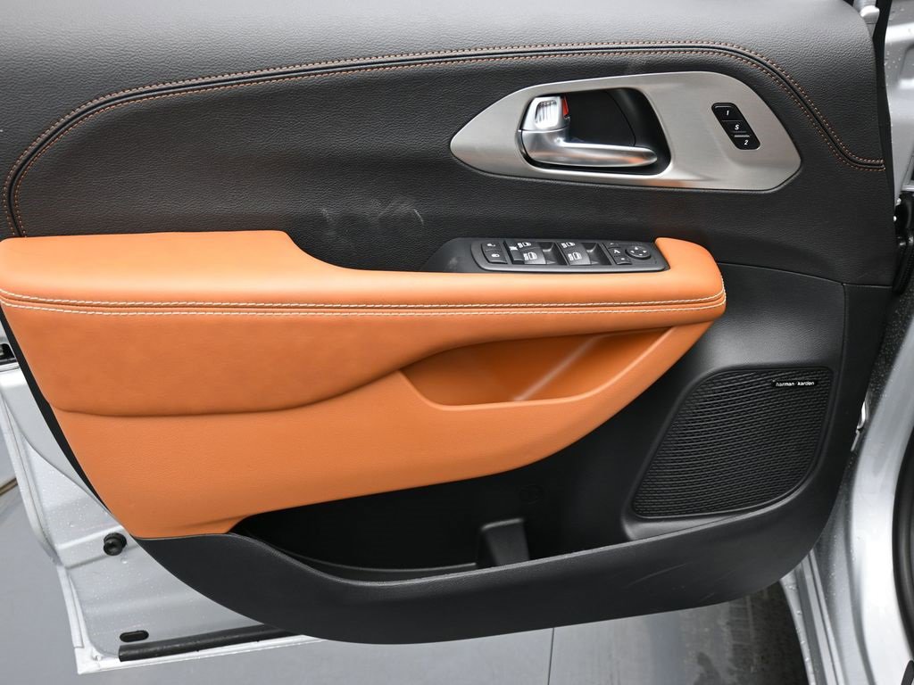 New 2026 Chrysler Pacifica Pinnacle image 9