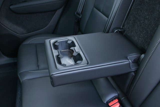 Used 2025 Volvo XC40 B5 Plus image 35