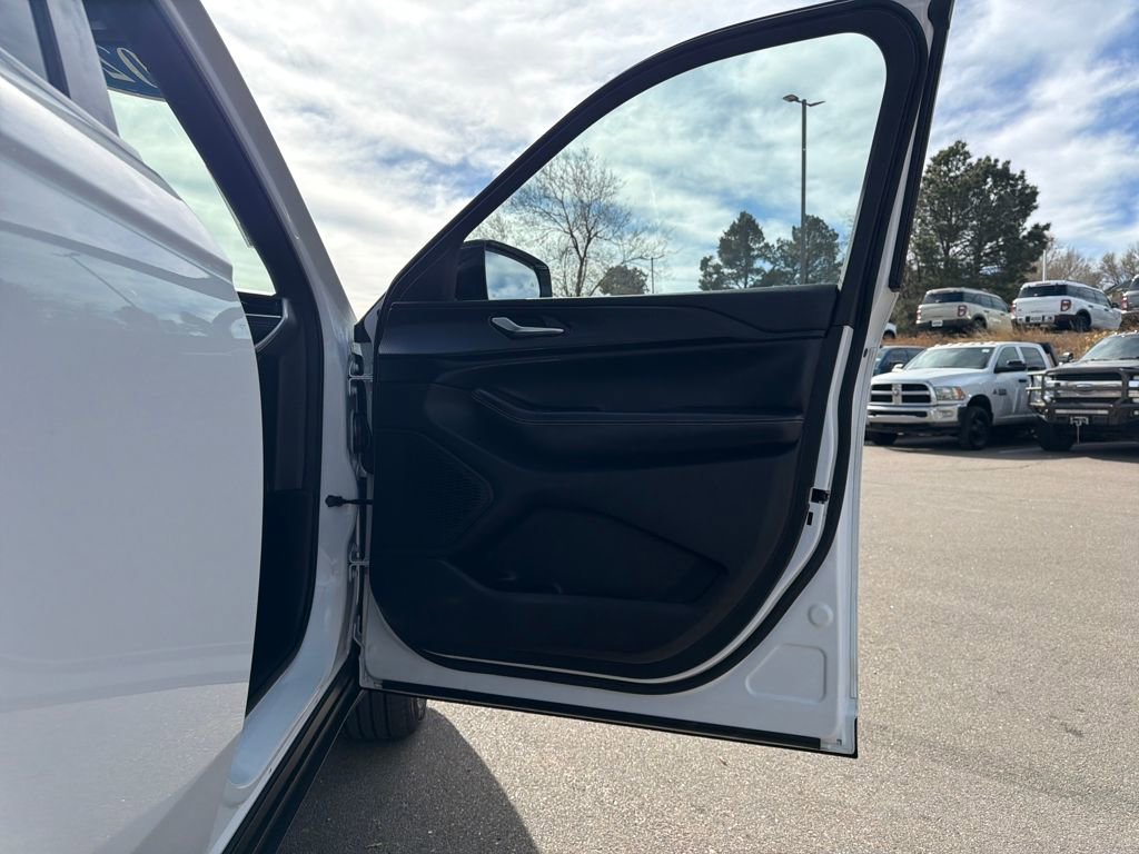 Used 2023 Jeep Grand Cherokee L Laredo image 33