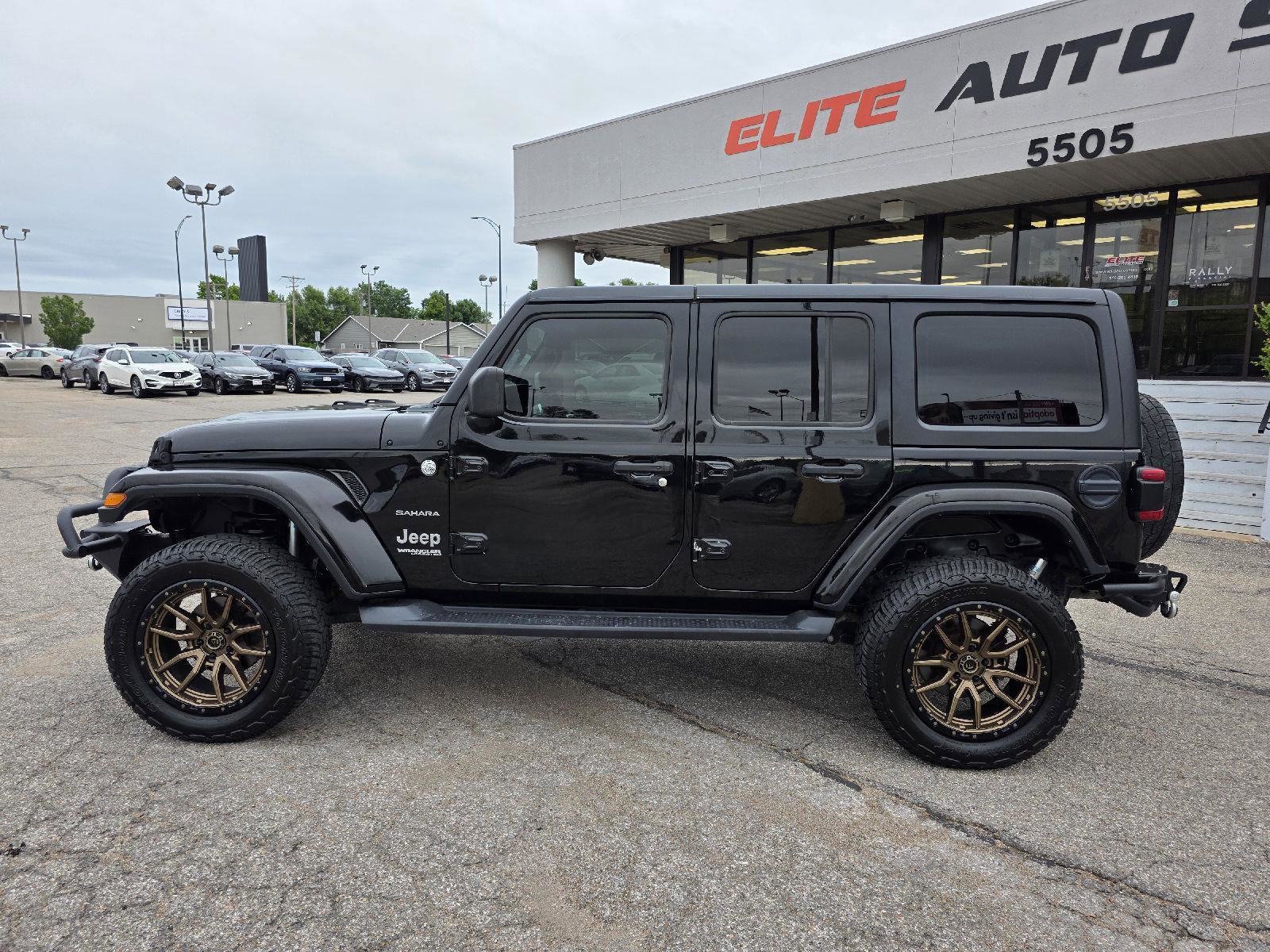 Used 2018 Jeep Wrangler Unlimited Sahara w/ Dual Top Group AWD/4WD image 8