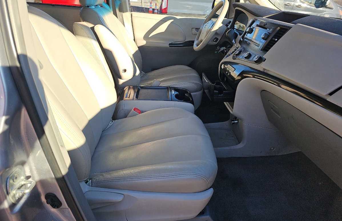 Used 2011 Toyota Sienna LE image 8