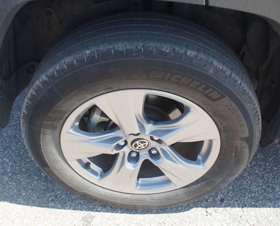 Used 2025 Toyota RAV4 XLE AWD/4WD image 25