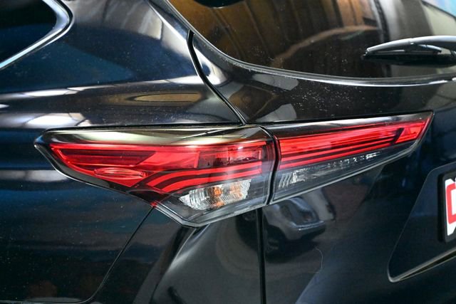 Used 2022 Toyota Highlander XLE AWD/4WD image 18