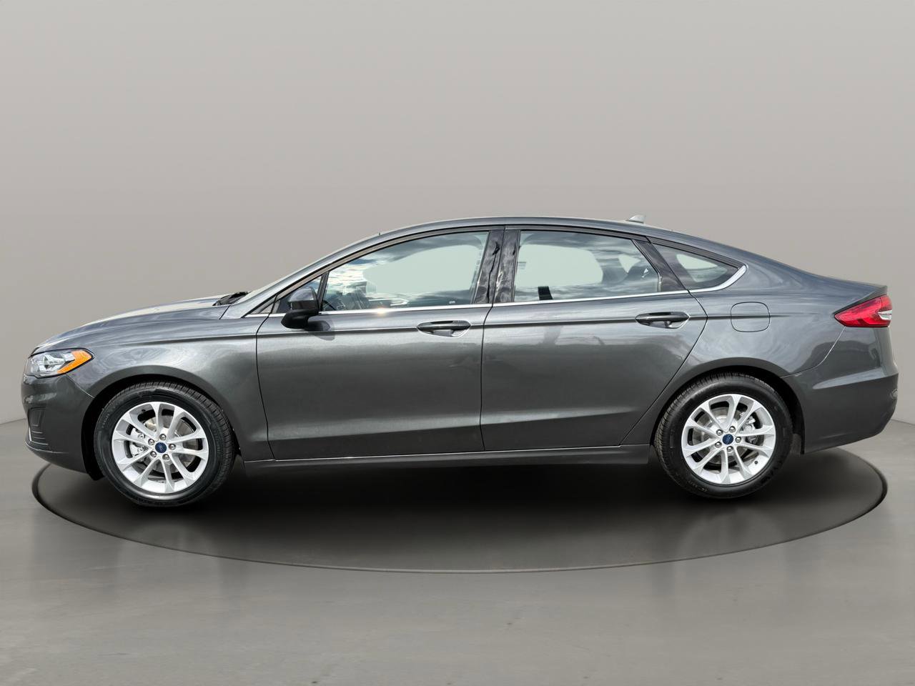 Used 2019 Ford Fusion SE FWD image 4